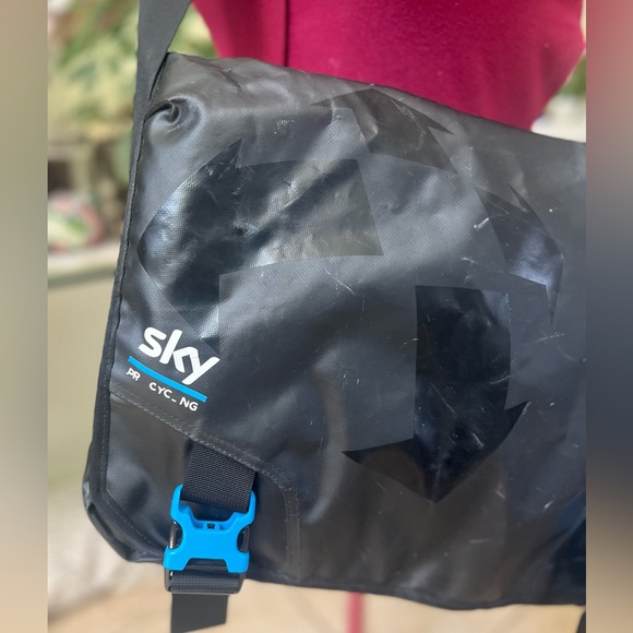 ADIDAS Procycling Messenger bag w/ Laptop sleeve - Picture 7 of 8